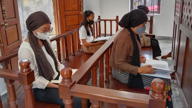 Suasana ibadah komunitas Yahudi di Sinagoge Shaar HaShamayim Tondano, Minahasa Sulut, Sabtu (5/2/2022).