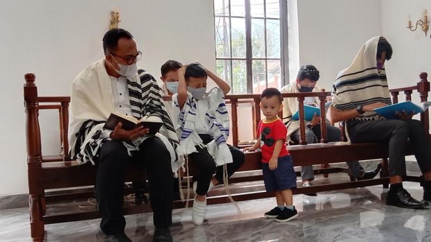 Suasana ibadah komunitas Yahudi di Sinagoge Shaar HaShamayim Tondano, Minahasa Sulut, Sabtu (5/2/2022).