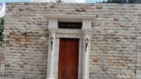 Foto: Tampak bangunan Sinagoge dan Museum Holocaust Yahudi di Kelurahan Rerewokan Kecamatan Tondano Barat Minahasa Sulawesi Utara (Sulut). (Trisno Mais/detikcom)