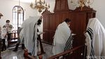 Suasana Ibadah di Sinagoge Samping Museum Holocaust yang Jadi Sorotan