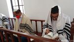Suasana Ibadah di Sinagoge Samping Museum Holocaust yang Jadi Sorotan
