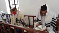 Foto: Kaum pria dan Khazan saat sedang membaca torah. Setelah itu, para jemaat kembali dan Khazan melanjutkan memimpin ibadah sabat. (Trisno Mais/detikcom)