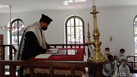 Foto: Terlihat Pemimpin Sinagoge Shaar HaShamayim terlihat Rabbi Yaakov Baruch sedang berdoa amida. (Trisno Mais/detikcom)