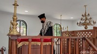 Foto: Terlihat seorang Khazan sedang memimpin ibadah sabat jemaat Sinagoge Tondano, Sabtu (5/2/2022), sekitar pukul 10.30 Wita. Beberapa anak-anak terlihat mengikuti kegiatan ibadah tersebut. (Trisno Mais/detikcom)