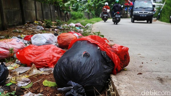 Sudah Dilarang, Warga Tetap Ngeyel Buang Sampah Sembarangan