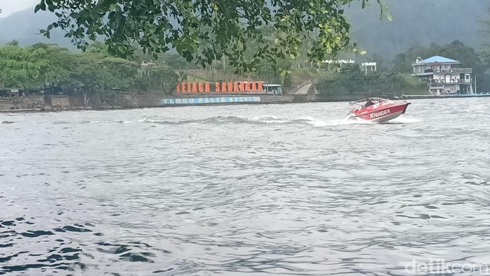 Kecelakaan terjadi di obyek wisata Telaga Sarangan, Magetan. Satu orang dilaporkan hilang usai dua speedboat bertabrakan.