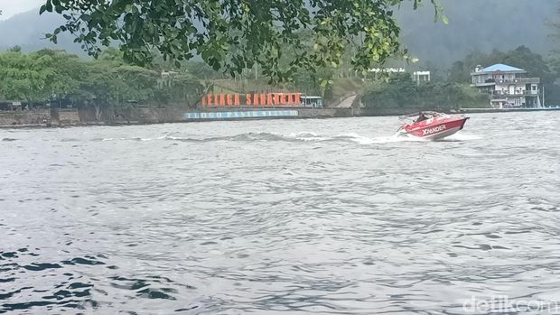 Kecelakaan terjadi di obyek wisata Telaga Sarangan, Magetan. Satu orang dilaporkan hilang usai dua speedboat bertabrakan.