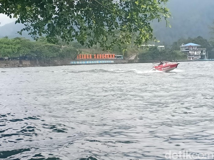 Kecelakaan terjadi di obyek wisata Telaga Sarangan, Magetan. Satu orang dilaporkan hilang usai dua speedboat bertabrakan.