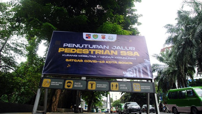 Warga berjalan melintasi jalur pedestrian Sistem Satu Arah (SSA) di Kota Bogor, Jawa Barat, Sabtu (5/2/2022). Pemerintah Kota Bogor menutup jalur pedestrian SSA di seputaran Kebun Raya Bogor untuk menekan mobilitas masyarakat dan mencegah kerumunan yang berpotensi terjadinya penularan COVID-19. ANTARA FOTO/Arif Firmansyah/rwa.