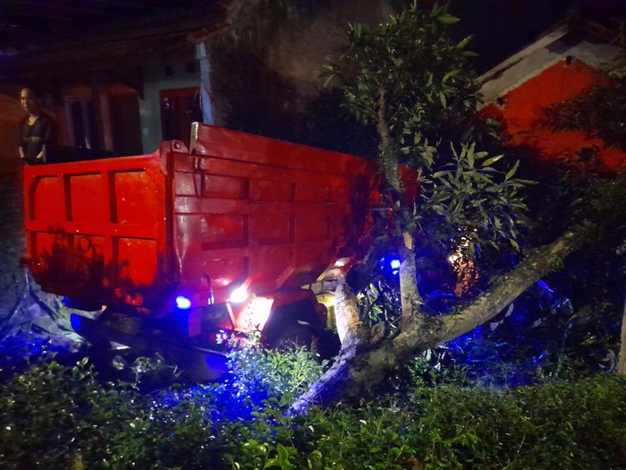 Truk tabrak pemotor dan rumah di Sumedang
