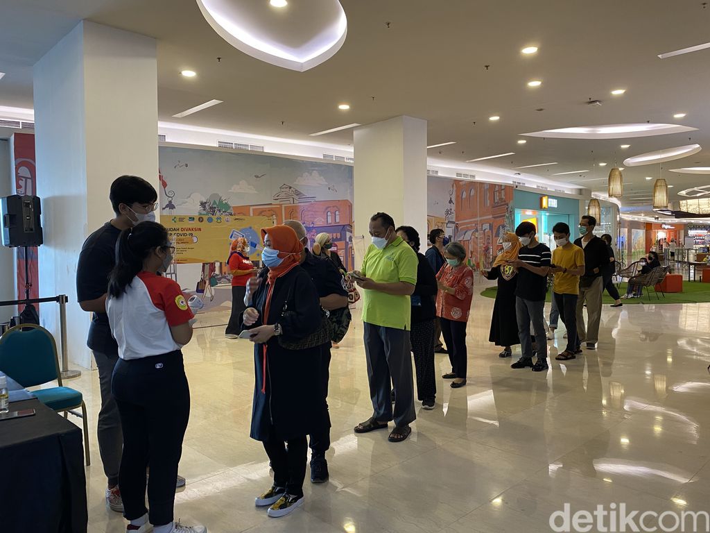 Vaksinasi Booster Boedoet Peduli digelar di Lippo Mall Kemang Village, Jakarta Selatan, Sabtu (5/2/2022). (Annisa Rizky/detikcom)