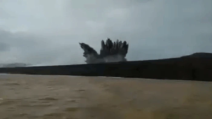 Video menunjukkan anggota TNI AL yang menyorot momen Gunung Anak Krakatau erupsi banyak beredar. BNPB ungkap faktanya. (dok BNPB)