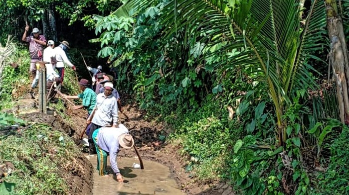 Warga Sukabumi memperbaiki irigasi yang puluhan tahun rusak