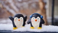Nah kalau dua macaron ini mengusung tema Pinguin. Dua ekor pinguin tampak menggemaskan. Siapapun yang melihat macaron ini pasti tak tega melahapnya.  Sekilas macaron ini tampak seperti hiasan.  Foto: Instagram @maddiebrehm