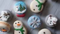 Macaron tema musim dingin pun pernah dibuat Maddie. Ada macaron dengan hiasan salju, pinguin dan pohon cemara yang tertutup salju. Macaron ini bisa jadi hantaran untuk hadiah orang tersayang.  Foto: Instagram @maddiebrehm