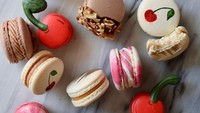 Adalah Maddie Brehm, baker cantik yang berhasil membuat macaron tampil menarik. Ia melukis dan menghias satu per satu macaron dengan tangannya.  Foto: Instagram @maddiebrehm