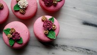 Macaron biasa diberi pewarna hingga tampilannya menarik, seorang baker asal Minneapolis berhasil membuat kreasi macaron yang cantik. Kue ini tampil seperti sebuah karya seni. Foto: Instagram @maddiebrehm