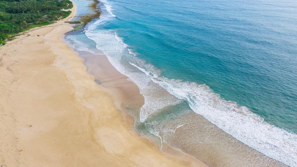 Pantai Pangumbahan memiliki pasir putih yang akan memancarkan kemulau saat dipayungi sinar matahari. Warga setempat bisa memanfaatkan pasir ini untuk bermain voli pasir.  (Disparbud Jabar)