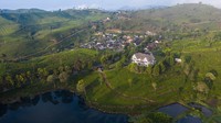 Sunrise Point Cukup menjadi spot terbaik untuk melihat sunrise dia antara hamparan perkebunan teh yang hijau dan menyejukkan di kaki Gunung Wayang. Tempat ini pun begitu instagramable. (Disparbud Jabar)