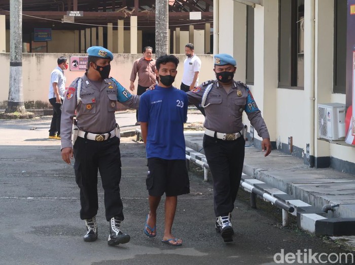 ABG penganiaya petugas PLN ditangkap polisi.