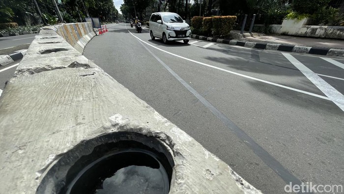 Ada One Way, Begini Suasana Lalu Lintas di Simpang Thamrin-Kebon Sirih Kepolisian mulai menerapkan sistem One Way di simpang Thamrin-Kebon Sirih, Jakarta. Sistem One way diberlakukan karena adanya pekerjaan konstruksi MRT fase 2.