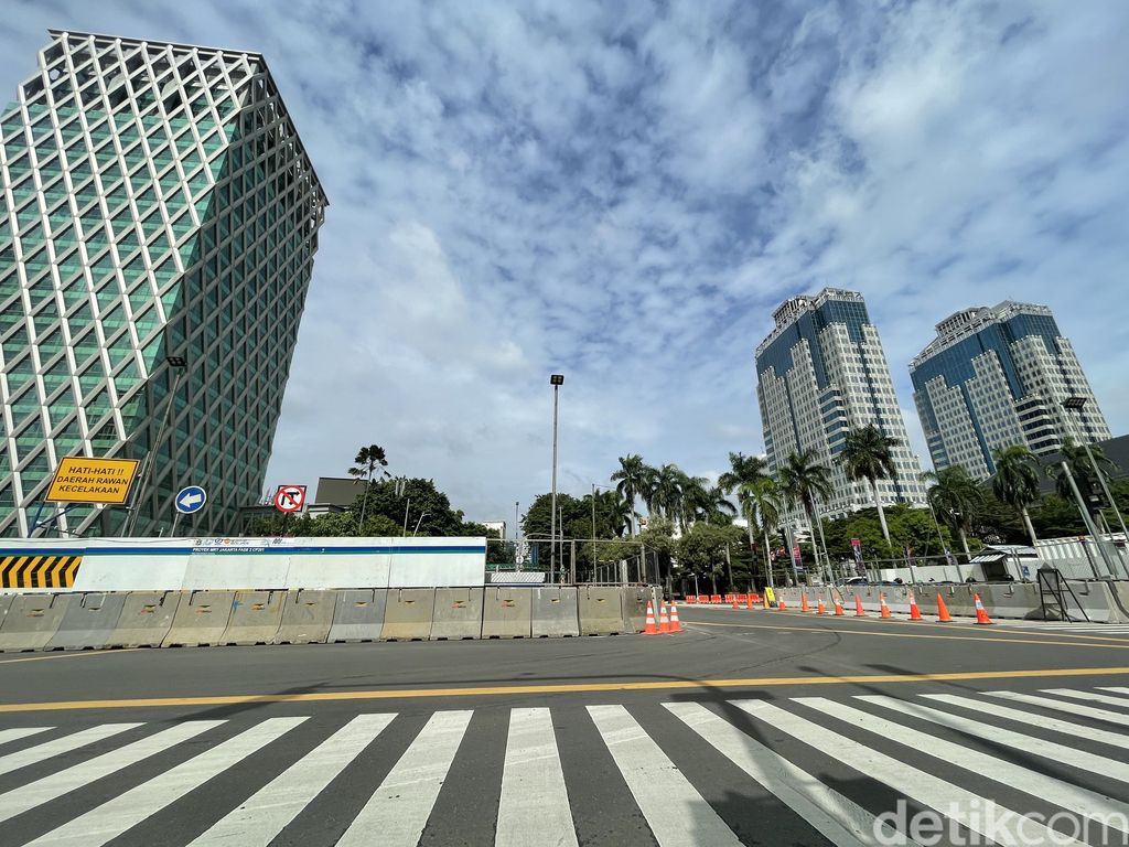 Kepolisian mulai menerapkan sistem One Way di simpang Thamrin-Kebon Sirih, Jakarta. Sistem One way diberlakukan karena adanya pekerjaan konstruksi MRT fase 2.