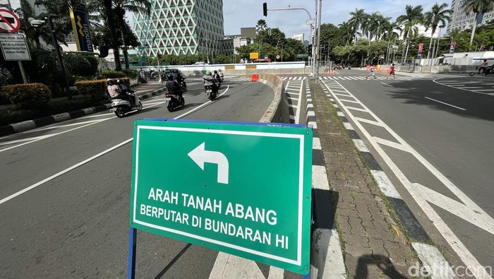 Ada One Way, Begini Suasana Lalu Lintas di Simpang Thamrin-Kebon Sirih Kepolisian mulai menerapkan sistem One Way di simpang Thamrin-Kebon Sirih, Jakarta. Sistem One way diberlakukan karena adanya pekerjaan konstruksi MRT fase 2.