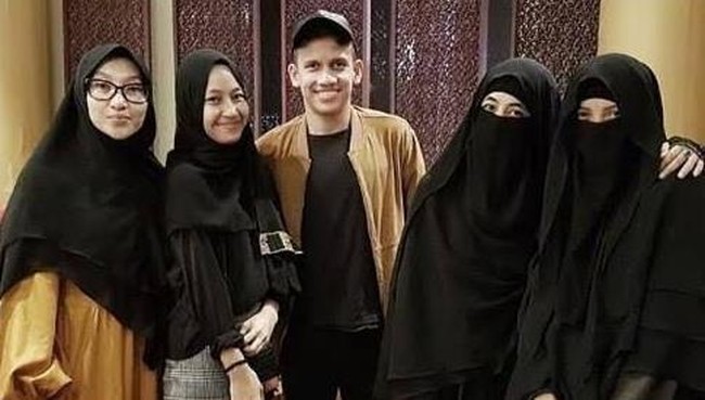 Egy pun tampak sudah saling mengenal keluarga Adiba Khanza. Dalam beberapa unggahan fotonya, ia terlihat saling berkomentar di Instagram dengan Abizar, adik Adiba. Umi Pipik juga mengaku dirinya selalu menemani Adiba dan Egy ketika bertemu atau bepergian. (Foto: Instagram)
