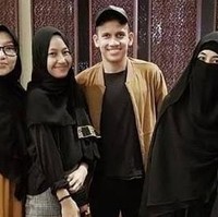 Egy pun tampak sudah saling mengenal keluarga Adiba Khanza. Dalam beberapa unggahan fotonya, ia terlihat saling berkomentar di Instagram dengan Abizar, adik Adiba. Umi Pipik juga mengaku dirinya selalu menemani Adiba dan Egy ketika bertemu atau bepergian. (Foto: Instagram)