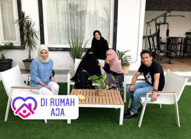 Umi Pipik mengatakan, belum ada rencana pernikahan dalam waktu dekat. Pasalnya, Egy masih terikat kontrak untuk berkarier di luar negeri. Adiba juga masih kuliah. Egy pulang ke Indonesia kalau ada event aja, katanya kepada awak media baru-baru ini. (Foto: Instagram)