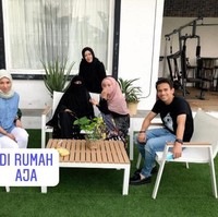 Umi Pipik mengatakan, belum ada rencana pernikahan dalam waktu dekat. Pasalnya, Egy masih terikat kontrak untuk berkarier di luar negeri. Adiba juga masih kuliah. Egy pulang ke Indonesia kalau ada event aja, katanya kepada awak media baru-baru ini. (Foto: Instagram)