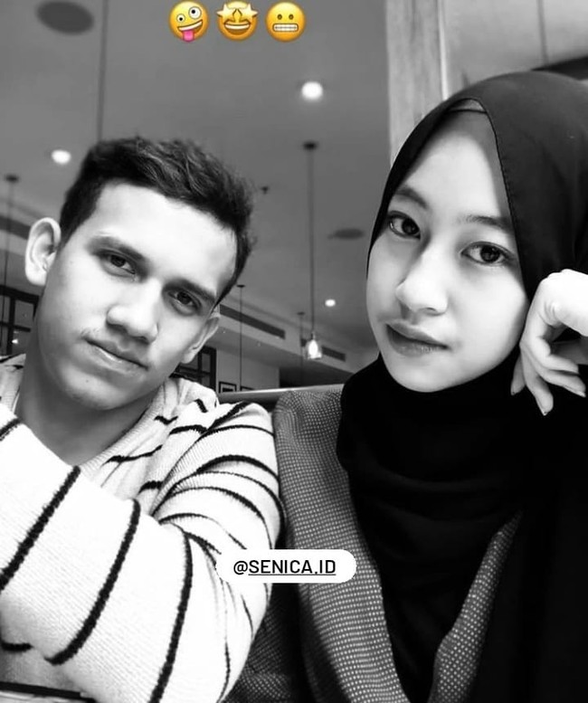 Salah satu foto yang diunggah memperlihatkan selfie keduanya sepulang Egy Maulana dari Piala AFF Singapura. Kala itu, Egy ikut membela timnas Indonesia. (Foto: Instagram)