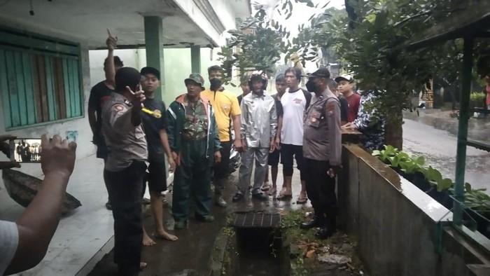 Balita tewas terseret arus selokan
