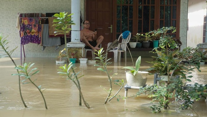 Sejumlah warga terjebak banjir di Desa Kebangkerep, Sragi, Kabupaten Pekalongan, Jawa Tengah, Minggu (6/2/2022). Banjir yang merendam enam dukuh di Desa Kebangkerep dan tiga dukuh di Desa Purwodadi itu akibat curah hujan tinggi pada Sabtu (5/2) dan meluapnya Sungai Winong di sekitar desa tersebut. ANTARA FOTO/Harviyan Perdana Putra/foc.