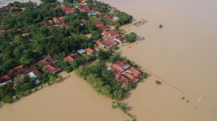 BANJIR AKIBAT LUAPAN SUNGAI DI KABUPATEN PEKALONGAN Sejumlah warga terjebak banjir di Desa Kebangkerep, Sragi, Kabupaten Pekalongan, Jawa Tengah, Minggu (6/2/2022). Banjir yang merendam enam dukuh di Desa Kebangkerep dan tiga dukuh di Desa Purwodadi itu akibat curah hujan tinggi pada Sabtu (5/2) dan meluapnya Sungai Winong di sekitar desa tersebut. ANTARA FOTO/Harviyan Perdana Putra/foc.