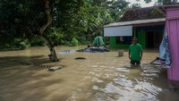 Sejumlah warga berjalan melewati banjir di Desa Kebangkerep, Sragi, Kabupaten Pekalongan, Jawa Tengah, Minggu (6/2/2022).