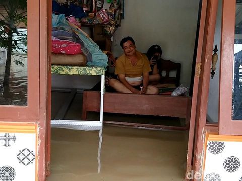 Banjir rendam ratusan rumah di dua desa.