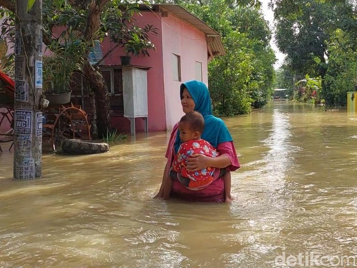Banjir rendam ratusan rumah di dua desa.