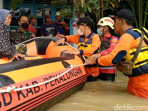 Banjir rendam ratusan rumah di dua desa.