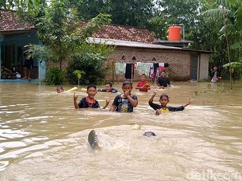 Banjir rendam ratusan rumah di dua desa.