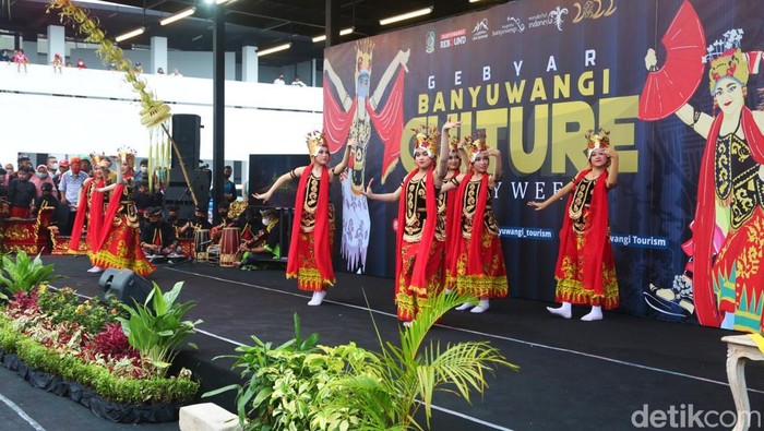 Bagi wisatawan yang berkunjung ke Banyuwangi, setiap akhir pekan akan disuguhkan berbagai atraksi seni dan budaya. Menariknya, atraksi tersebut ditampilkan pelajar-pelajar Banyuwangi dalam Banyuwangi Culture Every Week.
