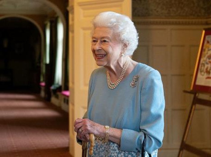 Britains Queen Elizabeth II celebrates the start of the Platinum Jubilee at a reception in the Ballroom of Sandringham House, the Queens Norfolk residence on February 5, 2022. - Queen Elizabeth II on Sunday will became the first British monarch to reign for seven decades, in a bittersweet landmark as she also marked the 70th anniversary of her fathers death. (Photo by Joe Giddens / POOL / AFP)