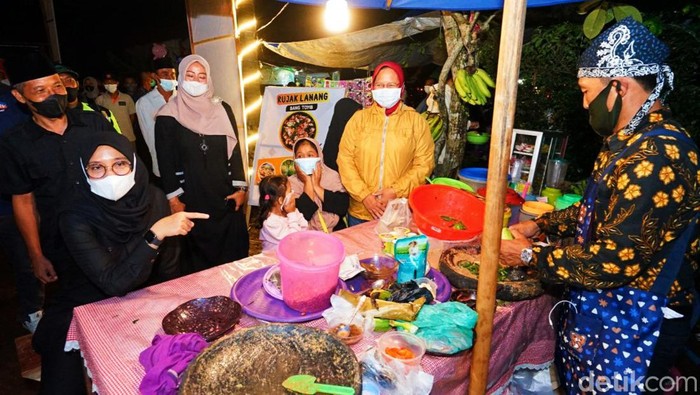 Bupati Ipuk tinkau pasar rakyat tematik