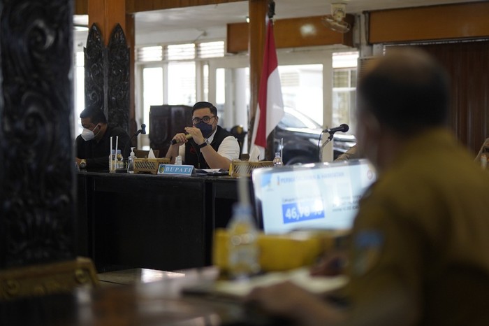 Bupati Kediri Hanindhito Himawan Pramono mengimbau masyarakat untuk mengurangi mobilitas dan terus mematuhi protokol kesehatan (prokes).