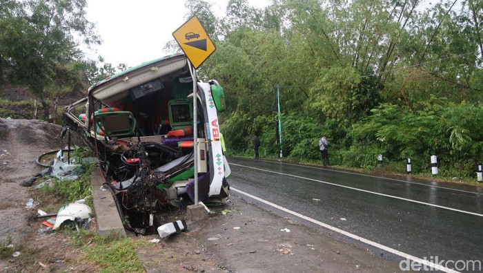 Sebuah bus yang mengangkut rombongan karyawan perusahaan konveksi asal Kabupaten Sukoharjo menabrak tebing di kawasan Bukit Bego, Jalan Dlingo-Imogiri, Kabupaten Bantul, DIY, Minggu (6/2/2022) siang. Kecelakaan tunggal itu menyebabkan belasan penumpang tewas.