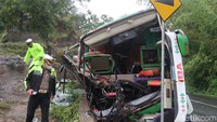 Rombongan penumpangnya hendak berwisata ke Parangtritis, Bantul. 