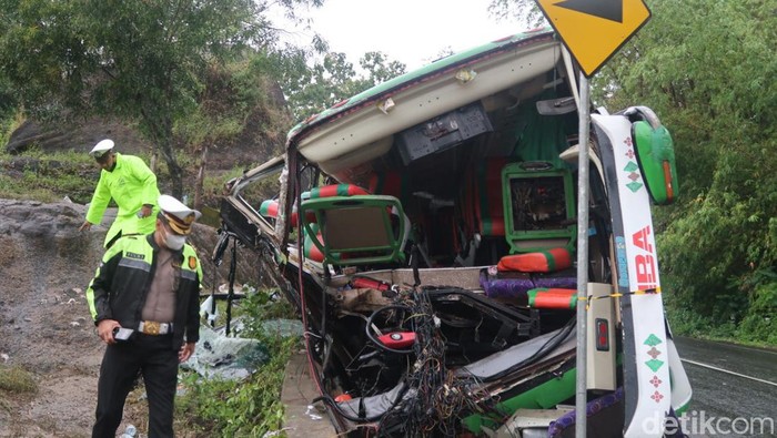 Sebuah bus yang mengangkut rombongan karyawan perusahaan konveksi asal Kabupaten Sukoharjo menabrak tebing di kawasan Bukit Bego, Jalan Dlingo-Imogiri, Kabupaten Bantul, DIY, Minggu (6/2/2022) siang. Kecelakaan tunggal itu menyebabkan belasan penumpang tewas.