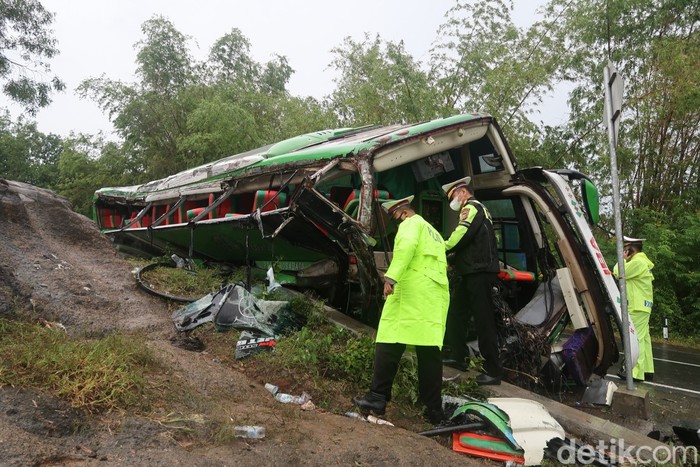 Sebuah bus yang mengangkut rombongan karyawan perusahaan konveksi asal Kabupaten Sukoharjo menabrak tebing di kawasan Bukit Bego, Jalan Dlingo-Imogiri, Kabupaten Bantul, DIY, Minggu (6/2/2022) siang. Kecelakaan tunggal itu menyebabkan belasan penumpang tewas.