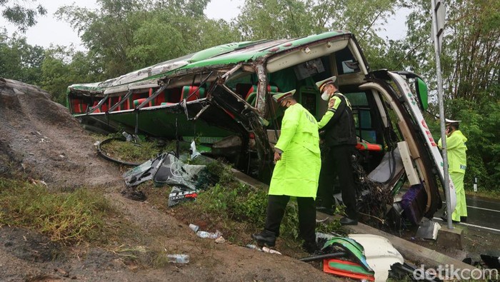 Sebuah bus yang mengangkut rombongan karyawan perusahaan konveksi asal Kabupaten Sukoharjo menabrak tebing di kawasan Bukit Bego, Jalan Dlingo-Imogiri, Kabupaten Bantul, DIY, Minggu (6/2/2022) siang. Kecelakaan tunggal itu menyebabkan belasan penumpang tewas.