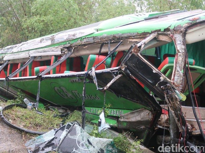 Sebuah bus yang mengangkut rombongan karyawan perusahaan konveksi asal Kabupaten Sukoharjo menabrak tebing di kawasan Bukit Bego, Jalan Dlingo-Imogiri, Kabupaten Bantul, DIY, Minggu (6/2/2022) siang. Kecelakaan tunggal itu menyebabkan belasan penumpang tewas.